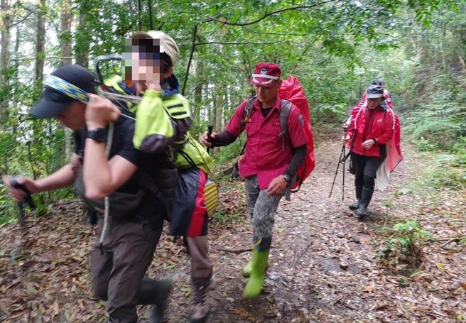 唐姓男山友行经西峦大山，因身体不适，最后经搜救人员将其接驳下山，经送医无生命危险。（南投消防局提供／张妍溱南投传真）
