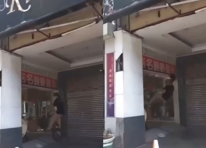 男子在骑楼下骑着「技术单车」炫技，却不慎头部撞到骑楼招牌，痛得他摔在一度站不起来。（翻摄自社会事新闻影音）