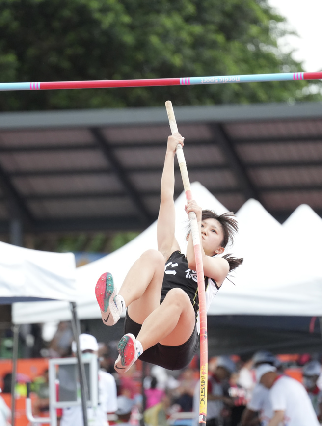 仁德医专蔡佳颖在112全大运田径一般女生组撑竿跳并列金牌。（中原大学提供）