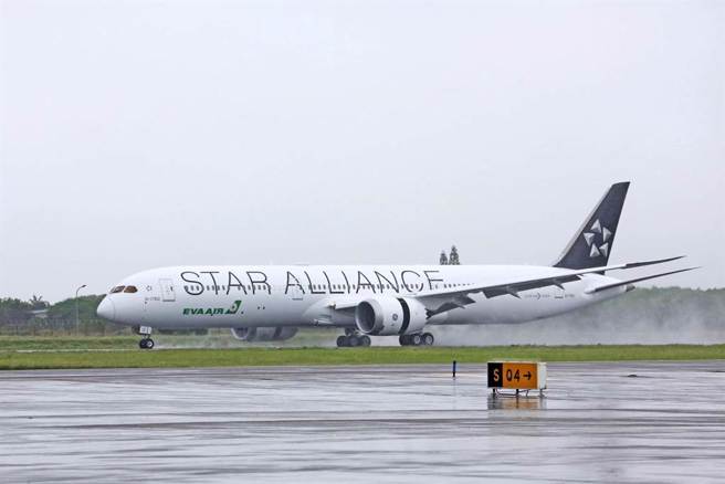 长荣航空加入星空联盟届满10周年，今迎接首架波音787-10星空联盟涂装新机。（长荣航空提供／陈佑诚传真）