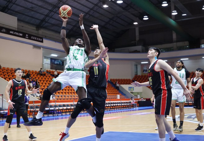 盖比(左)虽在空中失去平衡，仍把球顺利出手。(中华篮协提供)