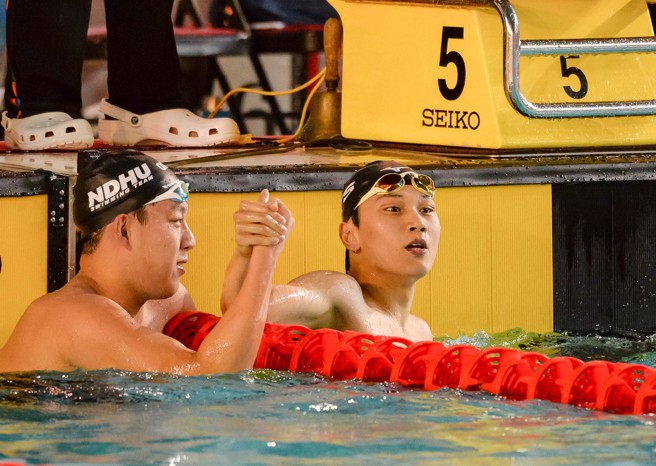 112全大运游泳公开男生组1500公尺自由式金牌台北市立大学洪本翰（右）。（中原大学提供）