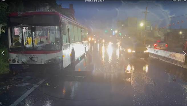 公车先追撞小客车后又撞击路边电线杆，造成车头严重毁损。（警方提供）