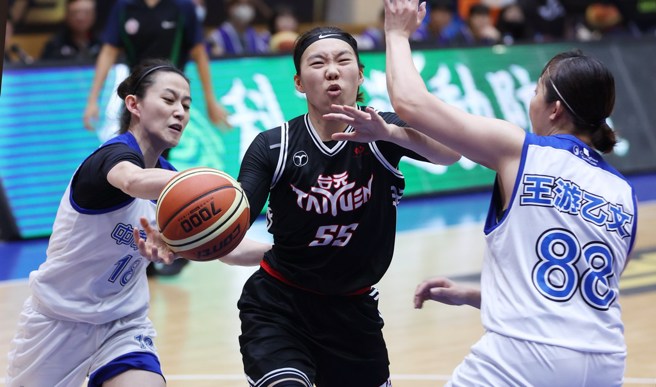 彭晓彤(中)努力突破两名电信球员的包夹防守。(中华篮协提供)