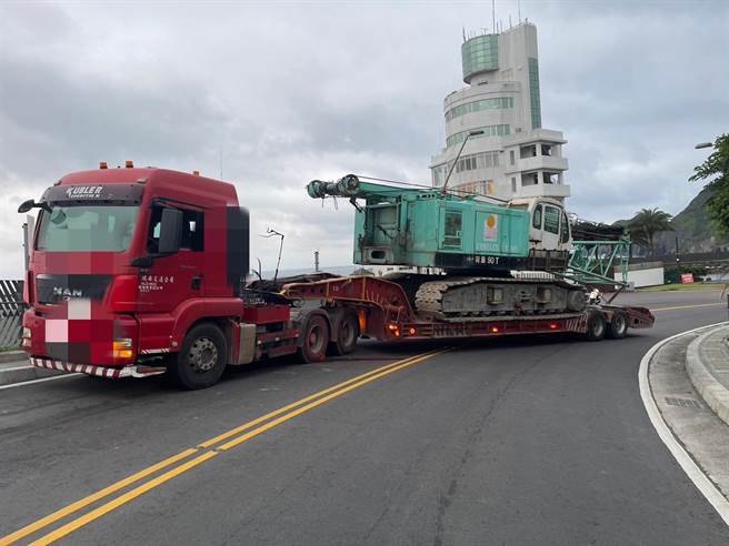 4月25日1辆载运履带式起重机的曳引车，故障横停在桥面上。（宜警苏澳分局提供／吴佩蓉宜兰传真）