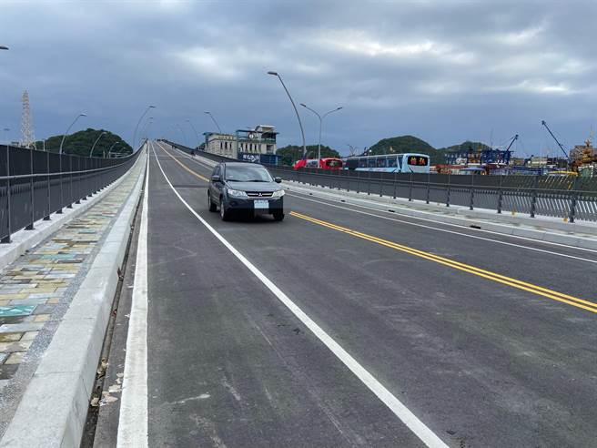 宜兰南方澳跨港大桥去年12月18日开放通车。（吴佩蓉摄）