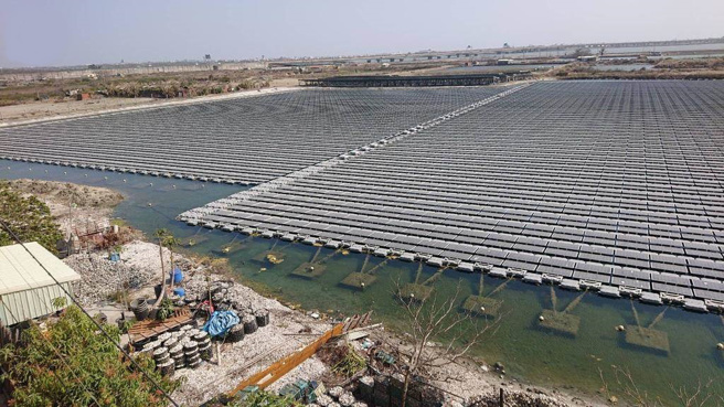 太阳能光电板里层有造成污染的疑虑。（中时资料照）