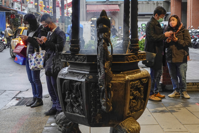 许多民眾会前往台北霞海城隍庙拜月老，求桃花、姻缘。（资料图／黄子明摄）