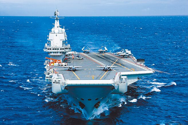 国防部上月27日下午1时发布共军动态表示，中共航母「山东号」编队舰船3艘，午间通过台湾海峡，沿中线以西北驶。图为山东舰近日赴渤海展开舰机训练。（摘自南部战区微博）