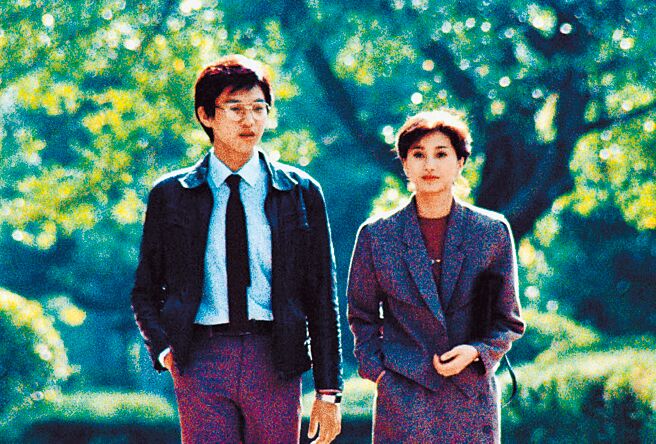 庹宗华（左起）、苏明明40年前演出《油麻菜籽》的剧照。（海鹏影业提供）