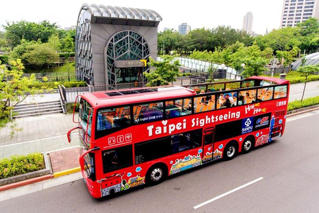 海外觀光遊客可搭乘臺北市雙層觀光巴士，暢遊知名景點。　圖：臺北市政府觀光傳播局／提供
