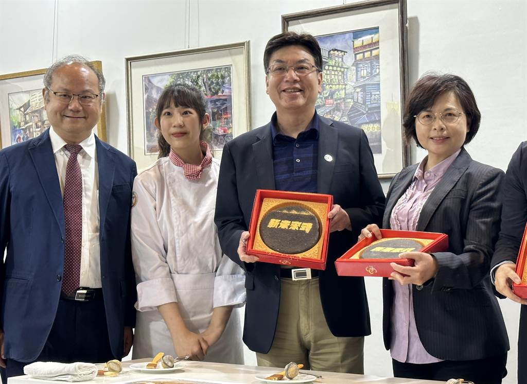 副市長劉和然（右二）製作瑞芳區特色伴手禮「礦金餅」。（林意筑攝）