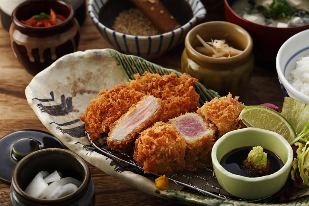 「勝政日式豬排」新推出期間限定「酥炸鮪魚腰內豬排套餐」，一次享用到豬排與鮪魚的海陸雙美味。(慕里諾國際餐飲提供)