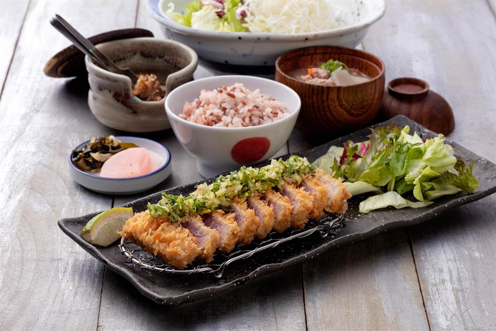 「蔥鹽鮪魚套餐」上面撒了滿滿的翠綠青蔥與洋蔥丁，提升新鮮鮪魚的豐富多層美味，售價530元起。(慕里諾國際餐飲提供)