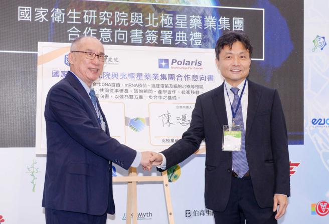 国卫院与北极星药业在2021年共同宣布签署合作意向书，由国卫院长梁赓义（左）与北极星药业董事长陈鸿文（右）代表签署。（图／报系资料照）