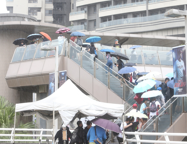 下波梅雨锋面预计周六至下周一影响台湾。图为昨天乐天桃猿与统一狮之战因雨延赛。(陈怡诚摄)