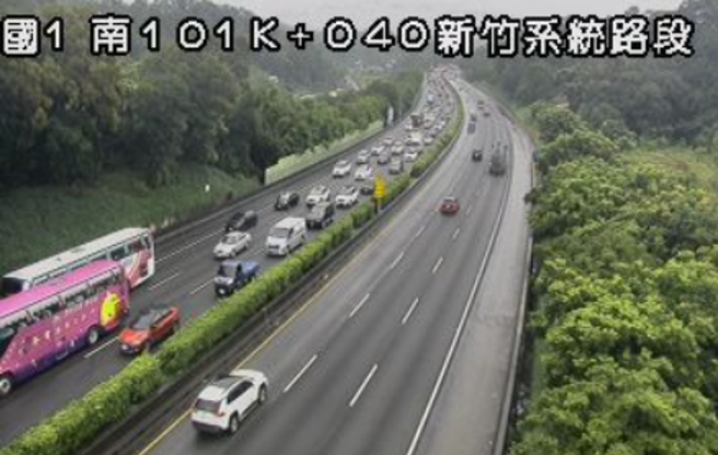 下雨天上班注意！国1北上新竹段「3车追撞」，回堵5公里。(翻摄高速公路1968)