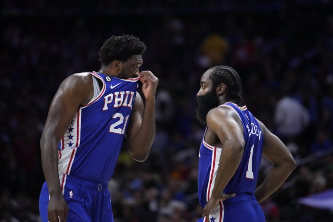 恩比德(左)拜托哈登每场都跟今天这样打。(美联社)