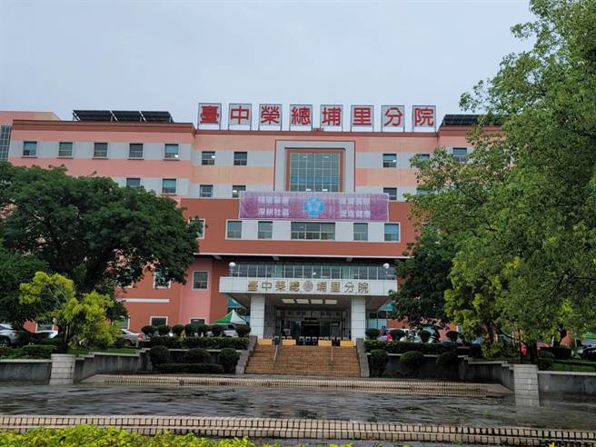 柯姓男子日前在埔里牛眠桥附近遭8名黑衣人强押上车，带至埔里郊区剁断双掌，丢包在台中荣总埔里分院。（民眾提供／杨静茹南投传真）