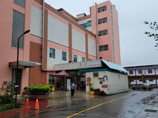 台中荣总埔里分院发现遭狠剁双掌男子疑失血过多已昏迷，经紧急处置转院救治。（民眾提供／杨静茹南投传真）