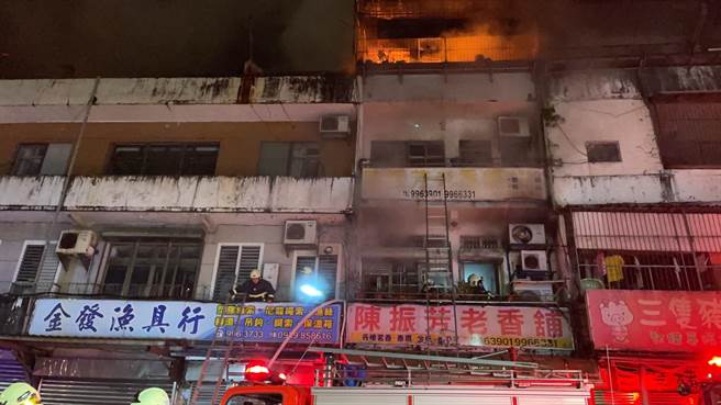 宜兰县南方澳知名陈振芳老香铺今（8日）凌晨发生火灾。（宜兰县消防局提供／吴佩蓉宜兰传真）