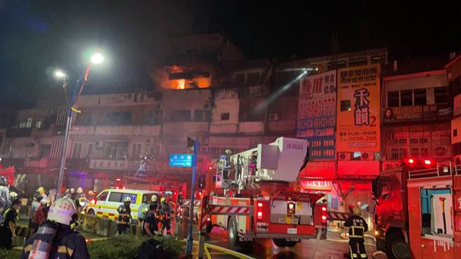 烈焰直衝天际、不停燃烧。（宜兰县消防局提供／吴佩蓉宜兰传真）