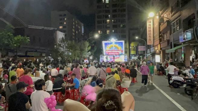 苓雅区正大里5日举办母亲节欢庆晚会，特意邀请苓雅分局前往宣传反诈。（高市苓雅分局提供／杨舒婷高雄传真）