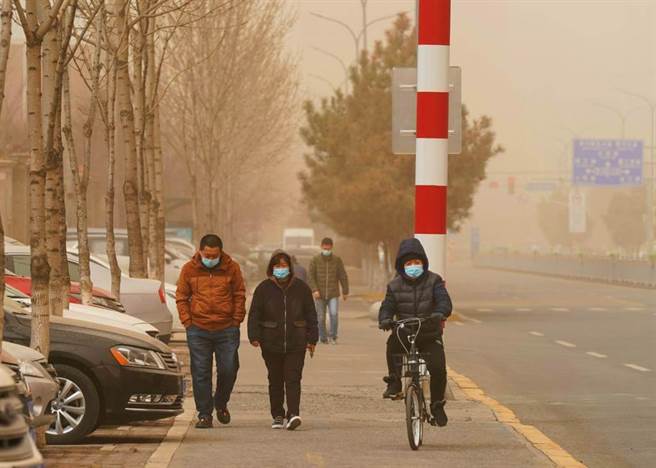 大陸官方公布4月有794多萬人遭受自然災害，並指出沙塵天氣確實較常年同期偏多。（中新社）