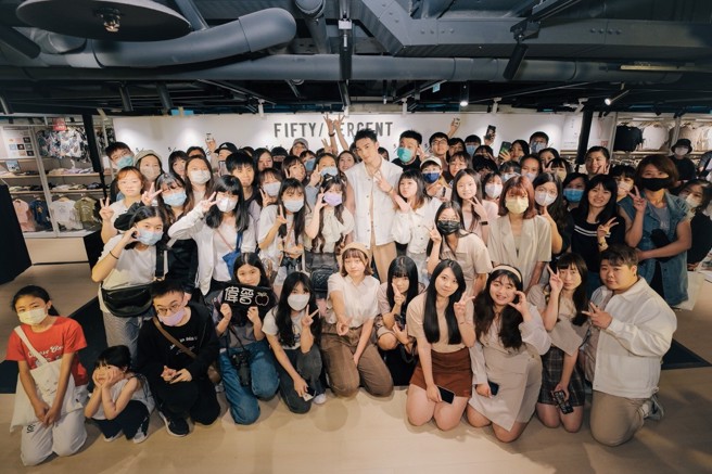 现场更有粉丝为了能与黄伟晋合照、零距离接触，彻夜排队，让人感受到他的魅力。(图/FIFTY PERCENT提供)
