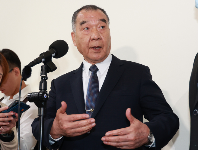 國防部長邱國正（圖）8日赴立法院外交及國防委員會，並於會前受訪。（劉宗龍攝）