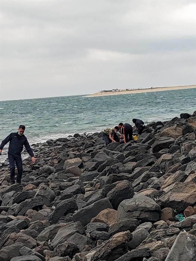 失踪渔民大体在员贝后山滩岸被发现。（警消提供。许逸民／澎湖传真）