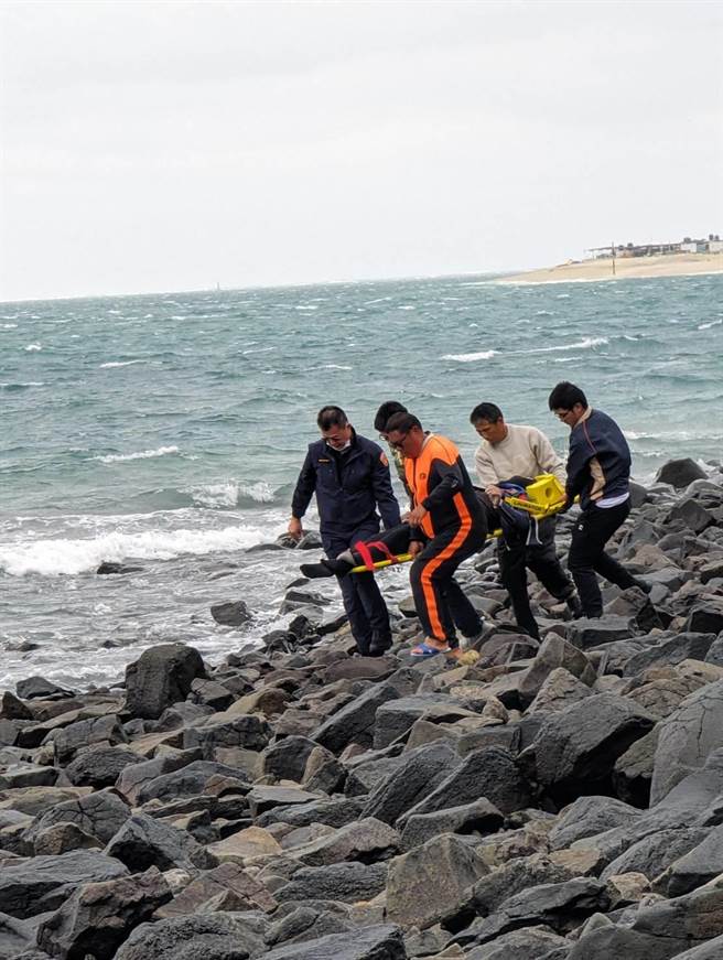 搜寻人员以担架将失踪渔民大体抬离员贝后山滩岸。（警消提供。许逸民／澎湖传真）