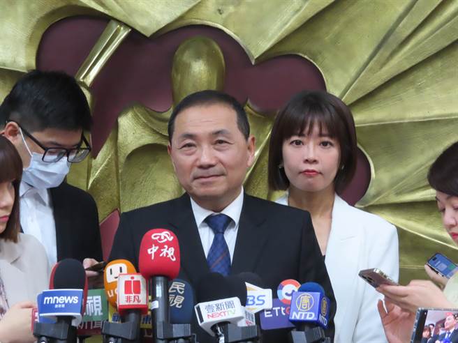 民眾黨主席柯文哲今到民眾黨中央黨部登記參選總統，代表藍白合破局，新北市長侯友宜受訪說，尊重柯主席的規畫。（葉德正攝）