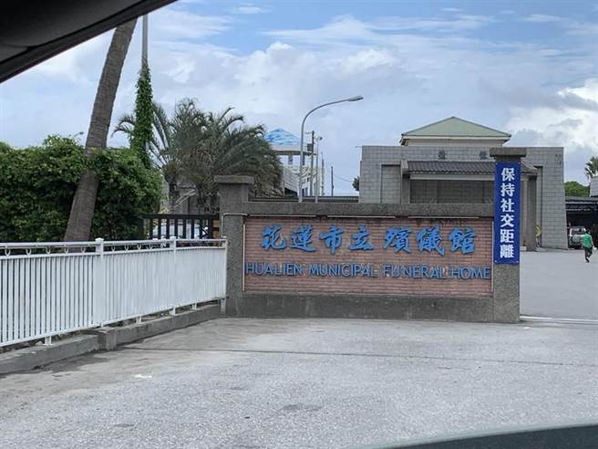 花莲市立殡仪馆使用迄今已逾半世纪，年久失修老旧，空间不敷使用，地方讨论迁移近20年频因选址问题卡关。（本报资料照片）