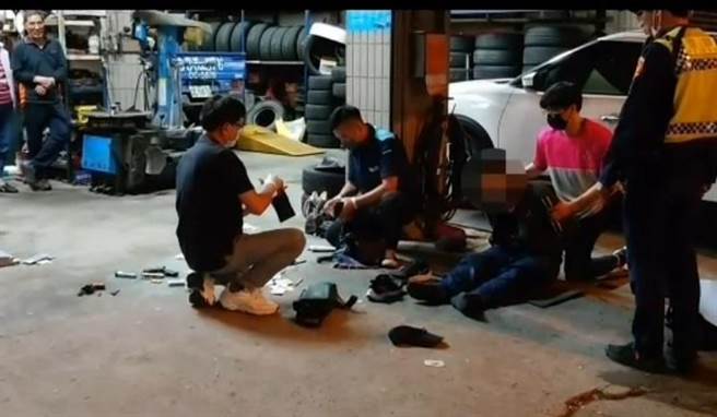 侦查佐机警将大拇指手指伸入歹徒持枪的枪枝扳机护弓，另着疑似外送员服饰的员警，见机立即压制。（台中市警察局提供／张妍溱台中传真）