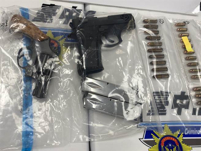 台中市刑事警察大队侦三队查扣李嫌所持制式手枪1支、非制式手枪1枝、子弹27颗及毒品及赃证物1批。（张妍溱摄）