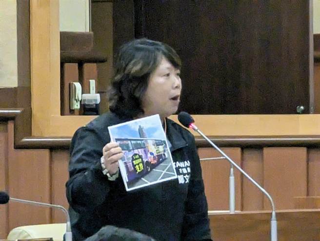 基隆市议会民进党团总召郑文婷质疑在基市议会定期会开议当天，出现车厢广告，到底意欲为何？（张志康摄）