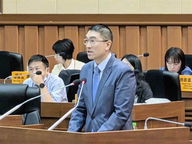 基隆市长谢国梁表示，车厢广告及相关的面纸等文宣，都是他个人支出，目的是希望宣传自己的政见。（张志康摄）