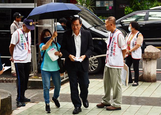 屏县长选举无效最后辩论庭，苏清泉(中)态度从容、亲自出庭。(林和生摄)