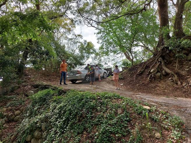 高姓夫妻一家人日前开车至新社区出游迷途山区，警方靠地图座标找到人。（警方提供）