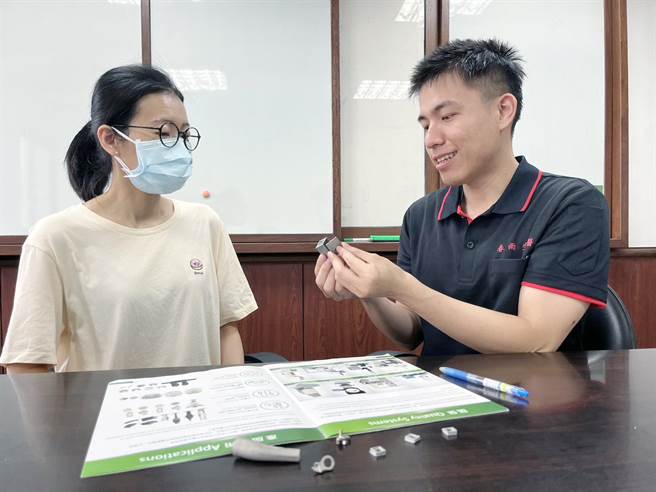 郭人豪（右）經由青年職得好評計畫協助，順利找到業務人員工作，負責開發國內外客戶。（雲嘉南分署提供／張毓翎台南傳真）