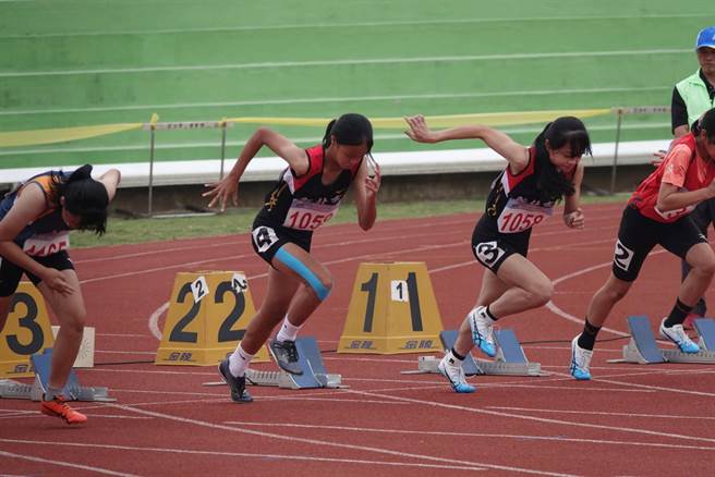 新北市新市国小的黄品嘉（左2），缔造100M13.37秒、跳高149cm的突出成绩，为新北夺下睽违已久的女子全能运动金牌。（新北市教育局提供）