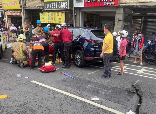 台南北区发生死亡车祸，母女过马路遭小客车卷入车底，3岁女童溅血死亡。（读者提供／程炳璋台南传真）