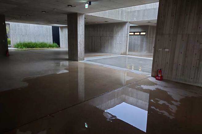 新竹市长高虹安8日举行记者会，指永恒之丘纳骨塔花了超过5亿经费，但未周详考量新竹风雨特性，雨水伴随风吹大量落入牌位塔位区，已造成严重积水等问题。（新竹市政府提供／陈育贤新竹传真）