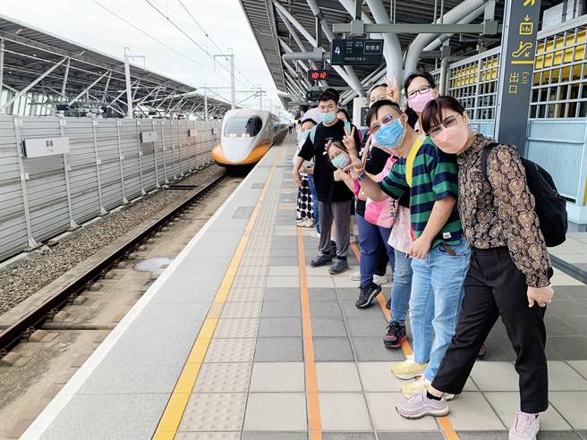 台湾高铁公司特别赠送晨光中心家长和孩子往返嘉义、左营的车票，让亲子享受一趟愉快的小游行。（高铁公司提供∕吕妍庭嘉义传真）