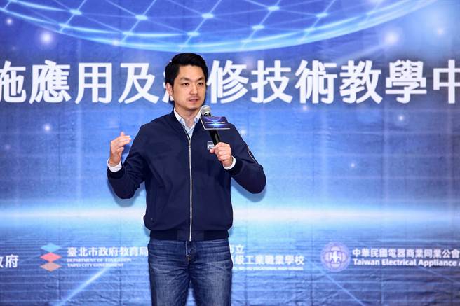 台北市長蔣萬安8日出席內湖高工智慧設施應用與維修技術教學中心揭牌，針對侯友宜「喬成功」北市兩區立委初選協調，是否感到失落？他連忙否認稱，「不會！2024共同目標就是團結勝選，任何能促成黨內勝選都歡迎」。（鄧博仁攝）