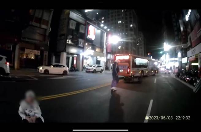 霹雳小组干员目击车祸，立即协助受伤老妇人止血。（警方提供）