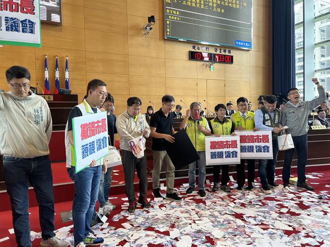 台中市议会民进党议员对市府追加购物节3.5亿经费表示不满，在议事堂大撒假钞，高喊「撒钱市长」。(林欣仪摄)