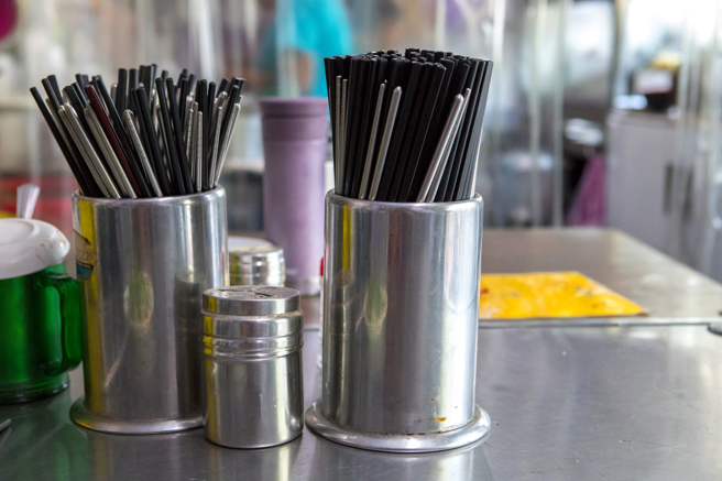 一名男网友抱怨，昨晚有3人到他工作的小吃店，使用小吃店的桌椅2小时，没有点任何餐点就走人。（图／示意图，达志影像）