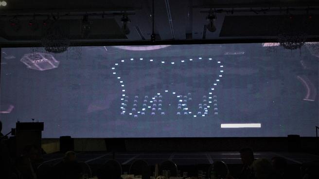 高雄市觀光局更加碼贊助星空無人機表演。(記者 賴君欣 攝)